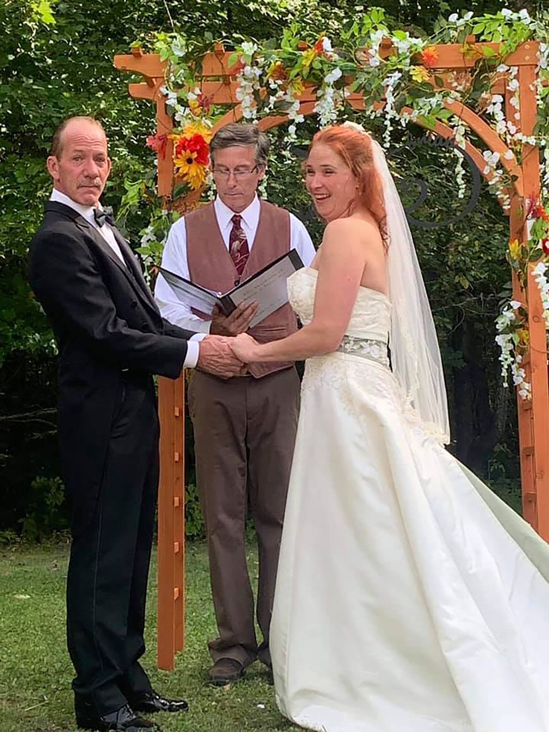 Karen Mahoney and Brian Ray got married on the US-Canadian border so her family could witness it.